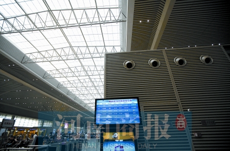 　鄭州東站三樓候車(chē)大廳，雖然空調(diào)處有涼風(fēng)吹出，但陽(yáng)光通過(guò)頂棚照進(jìn)，導(dǎo)致整個(gè)大廳的空調(diào)制冷效果不明顯
