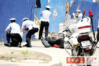 　一名歹徒被抓獲，另一名歹徒持槍劫持了一名門衛(wèi)。