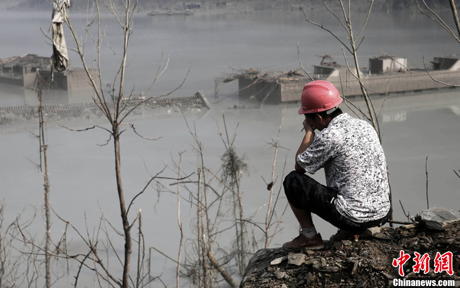 7月14日，四川綿陽，在水下沉寂了5年多的北川漩坪鄉(xiāng)浮出水面，如海市蜃樓飄浮在堰塞湖水面，回來看自己
