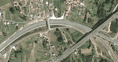 事發(fā)地的急轉(zhuǎn)彎道。以下是監(jiān)控視頻截圖。