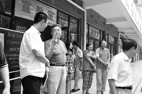 盧法舜（左二）伸出兩根手指，建議實行2元通票制。