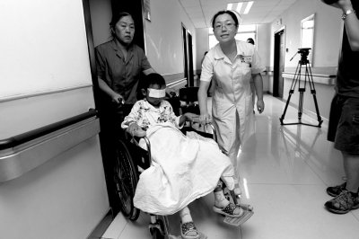 昨天，斌斌被推出病房，準(zhǔn)備換藥。記者 譚青/攝