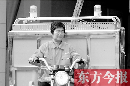 鄭州市金水區(qū)目前發(fā)放的第一批30輛新垃圾清運車，已投入使用