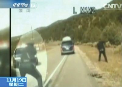 費雷爾駕車逃走，警察連開數(shù)槍。央視截圖