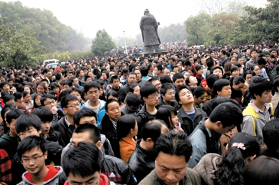 去年3月16日，武漢華中科技大學(xué)，“北約”、“華約”、“卓越”聯(lián)盟自主招生選拔考試湖北考點，考生等待進場。 圖/CFP