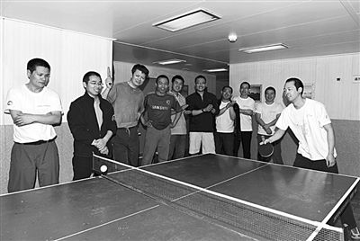 5日，“雪龍”號上的科考隊員在進行乒乓球比賽。新華社發(fā)