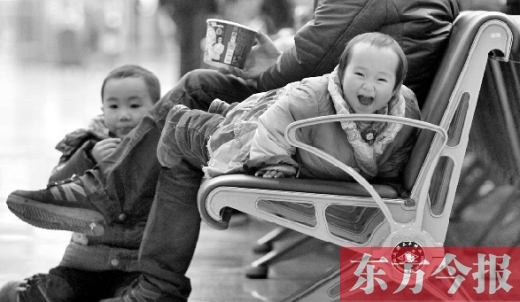 鄭州東站候車長(zhǎng)椅上，哈哈，馬上回家過(guò)年有禮物收了