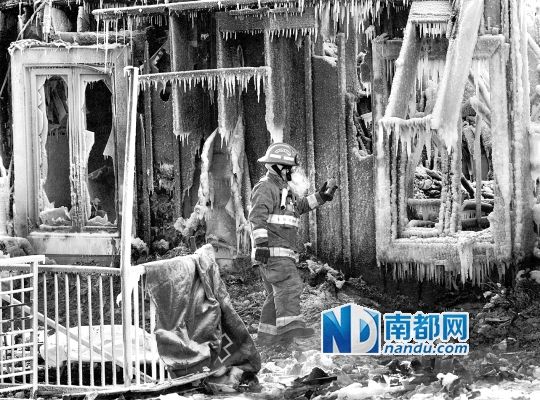 消防員用蒸汽機(jī)融化救火后殘留的冰層，尋找遇難者遺