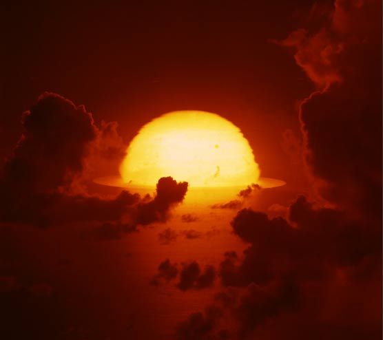 1961年，南太平洋上空，氫彈爆炸后的大火球開(kāi)始擴(kuò)散。