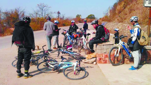 1月21日，他們路過(guò)湖南中路鋪鎮(zhèn)，在路邊短暫休息。