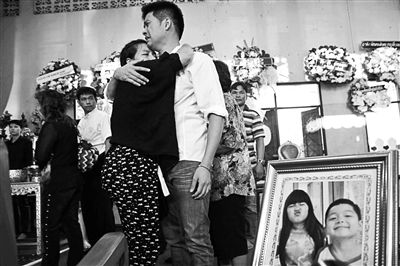 2月24日，泰國曼谷，民眾為在手榴彈襲擊中遇難的兩名兒童舉行葬禮，兩名兒童為姐弟二人，姐姐6歲，弟弟4歲