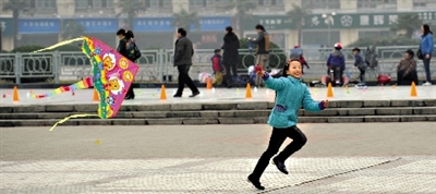 昨日，省會天氣晴好，春意盎然。上午，在綠城廣場，一個小女孩在快樂地放風(fēng)箏。