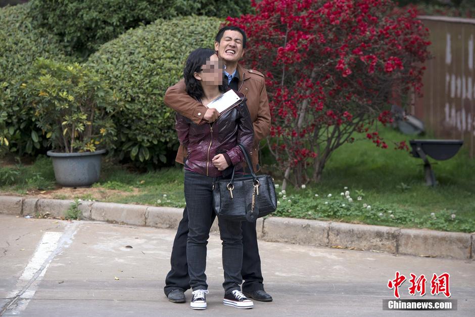 4月8日，劫持者與警方對峙。