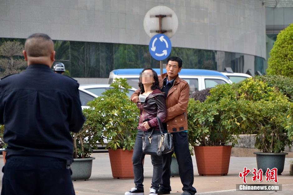 圖為劫持者與警方談判中。