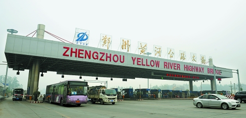 10月7日，鄭州黃河公路大橋車來車往。 新華社發(fā)