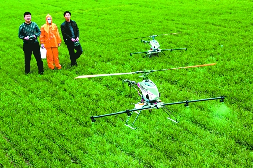 無(wú)人作業(yè)機(jī)一分鐘可為一畝地噴一升藥。