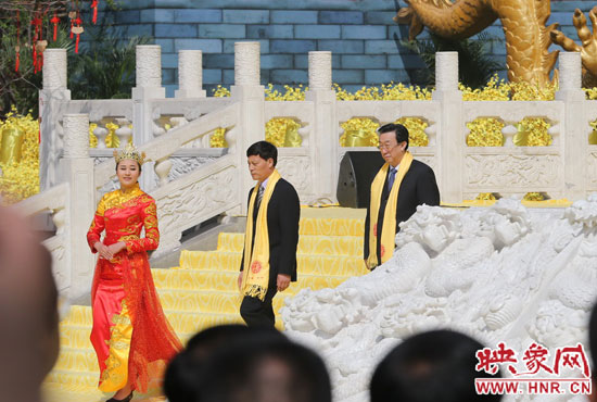 　河南省委書記、省人大常委會(huì)主任郭庚茂，河南省省長謝伏瞻敬獻(xiàn)花籃。映象網(wǎng)記者 邵恰 攝