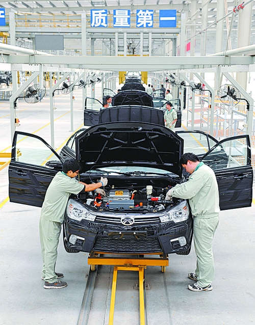 　　4月16日，新鄉(xiāng)市新能電動(dòng)汽車有限公司的工作人員在電動(dòng)汽車生產(chǎn)流水線上作業(yè)。目前，新鄉(xiāng)現(xiàn)有規(guī)模以