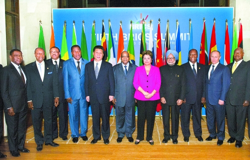 　3月27日，國(guó)家主席習(xí)近平在南非德班出席金磚國(guó)家領(lǐng)導(dǎo)人與非洲國(guó)家領(lǐng)導(dǎo)人對(duì)話會(huì)。這是與會(huì)領(lǐng)導(dǎo)人集體合