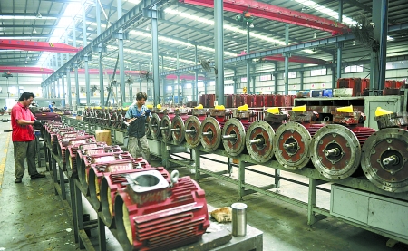 8月9日，南陽微特防爆電機有限公司員工生產(chǎn)出口訂單產(chǎn)品。