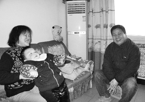 恩人找到了、飯碗保住了，張新明（右）與原竹青都開心地笑了。