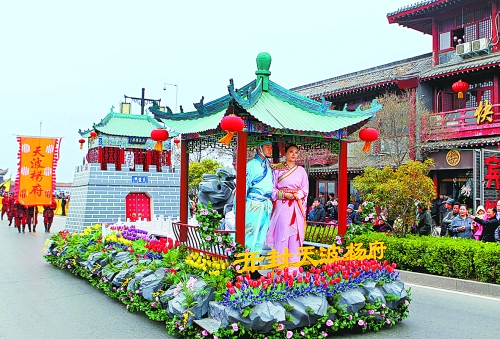 2013中國(開封)清明文化節(jié)舉行大巡游活動(dòng)。記者 鄧放 攝