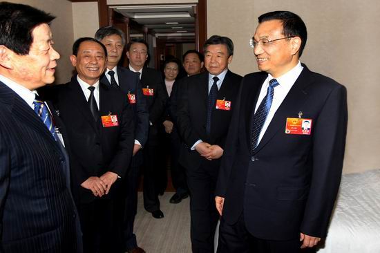 李克強(qiáng)看望河南團(tuán)代表