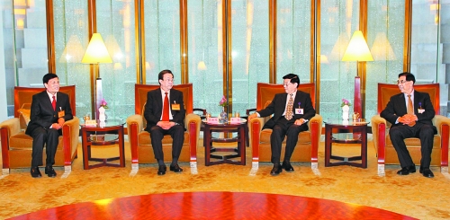 　3月24日，國務(wù)院發(fā)展研究中心主任李偉在北京會見了前來出席中國發(fā)展高層論壇“中原之夜”活動的河南省