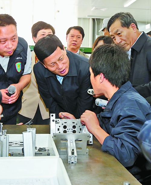 4月24日，省委副書記、省長謝伏瞻在濟(jì)源虎嶺產(chǎn)業(yè)集聚區(qū)考察。