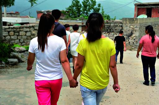 送記者離開時(shí)，姐妹倆一直手牽著手