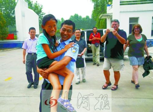 美國(guó)夫婦攜養(yǎng)女赴洛陽(yáng)感謝10年前救命恩人 美國(guó)夫婦攜養(yǎng)女赴洛陽(yáng)感謝10年前救命恩人