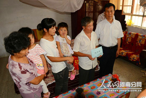 豫閩兩地領(lǐng)導(dǎo)赴濮陽(yáng)劉利廣家中慰問 豫閩兩地領(lǐng)導(dǎo)赴濮陽(yáng)劉利廣家中慰問