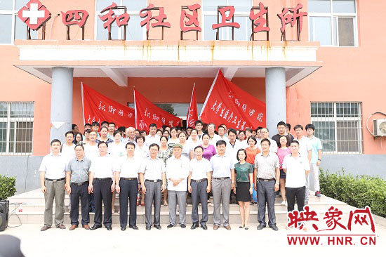 新鄉(xiāng)醫(yī)學院師生到唐莊義診 學習吳金印為群眾辦好事