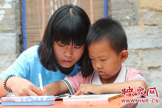 新醫(yī)學(xué)子三進(jìn)太行山關(guān)愛留守兒童 新醫(yī)學(xué)子三進(jìn)太行山關(guān)愛留守兒童