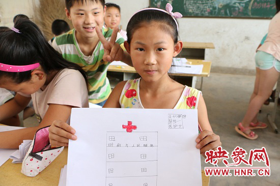 在以“中國(guó)夢(mèng)”主題 的繪畫(huà)課堂上，孩子們寫下了自己的夢(mèng)想