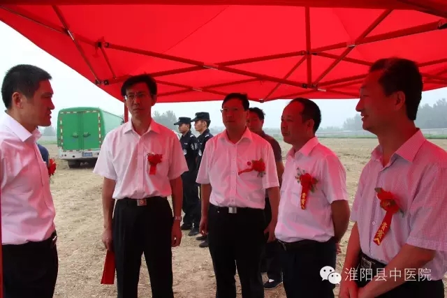 出席領(lǐng)導(dǎo)就項目進行交談 出席領(lǐng)導(dǎo)就項目進行交談