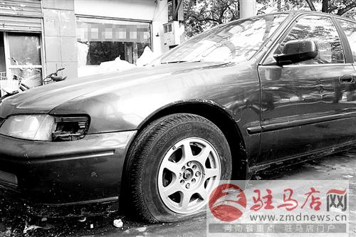 駐馬店市迅達(dá)路中段出現(xiàn)“僵尸”車 駐馬店市迅達(dá)路中段出現(xiàn)“僵尸”車