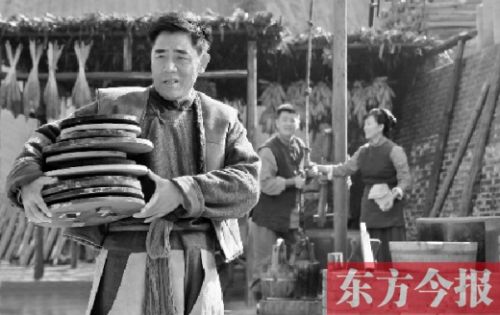 陳寶國(guó)在《大河兒女》中飾演男一號(hào)、燒制鈞瓷的手藝人賀焰生