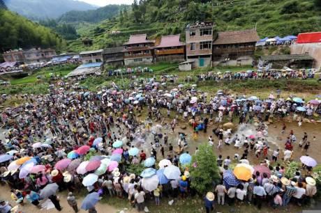 廣西舉辦鬧魚節(jié) 上萬(wàn)人水塘抓魚
