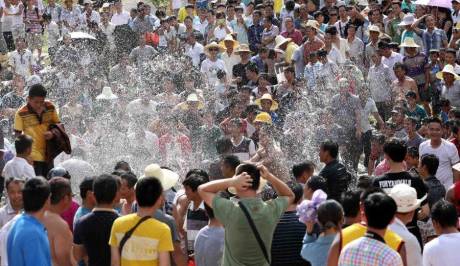 廣西舉辦鬧魚節(jié) 上萬(wàn)人水塘抓魚