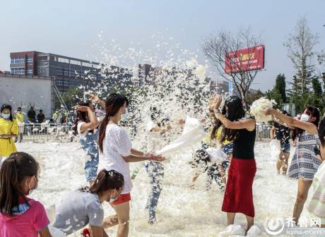 煙臺千人“枕頭大戰(zhàn)”迎中秋