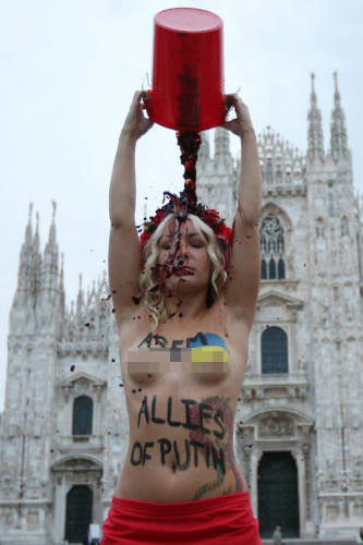 烏女權(quán)主義者“潑血”抗議普京 烏女權(quán)主義者“潑血”抗議普京