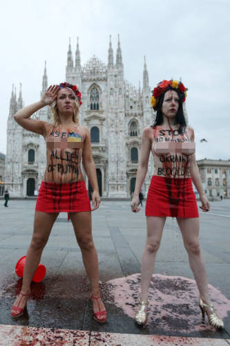 烏女權(quán)主義者“潑血”抗議普京 烏女權(quán)主義者“潑血”抗議普京