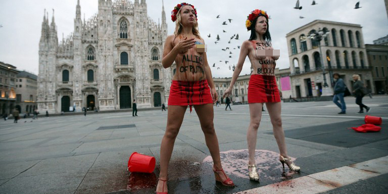 烏女權(quán)主義者“潑血”抗議普京 烏女權(quán)主義者“潑血”抗議普京