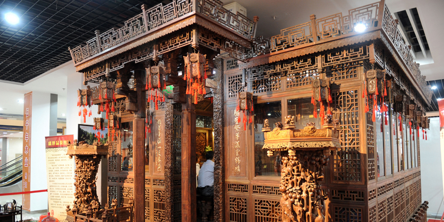 3.5億!木雕《盛世品茶圖》開(kāi)出