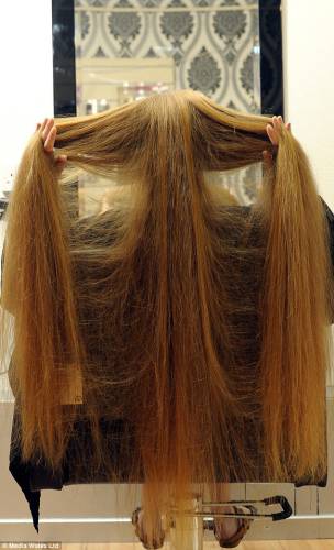 英國(guó)1.5米高少女金色長(zhǎng)發(fā)及膝 英國(guó)1.5米高少女金色長(zhǎng)發(fā)及膝