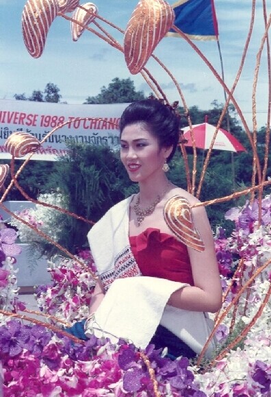 英拉擔(dān)任時(shí)尚雜志模特舊照曝光