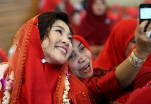 英拉擔(dān)任時(shí)尚雜志模特舊照曝光