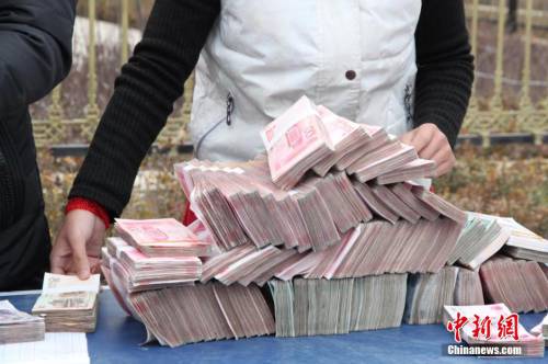 甘肅山村一支書(shū)發(fā)百萬(wàn)分紅現(xiàn)金 甘肅山村一支書(shū)發(fā)百萬(wàn)分紅現(xiàn)金