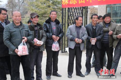 甘肅山村一支書(shū)發(fā)百萬(wàn)分紅現(xiàn)金 甘肅山村一支書(shū)發(fā)百萬(wàn)分紅現(xiàn)金